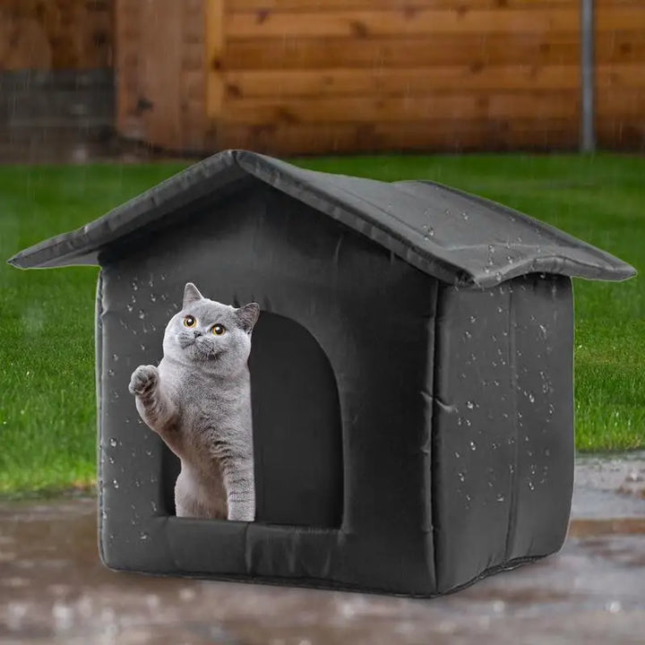 Outdoor shelter for stray cats – discreet, warm and reassuring