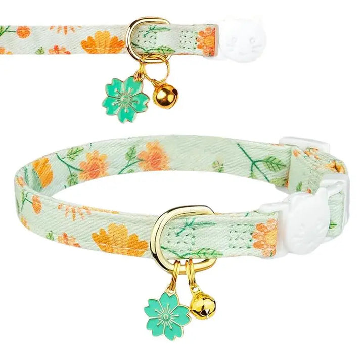Floral collar for cats and small dogs: tender, safe, and designed as a gesture of love
