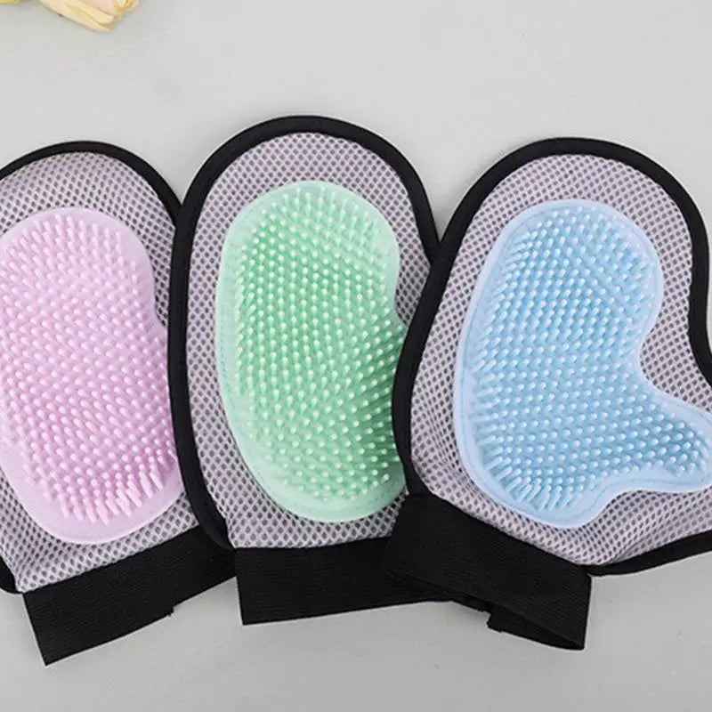 Dog and cat grooming gloves: turn every treatment into a loving caress