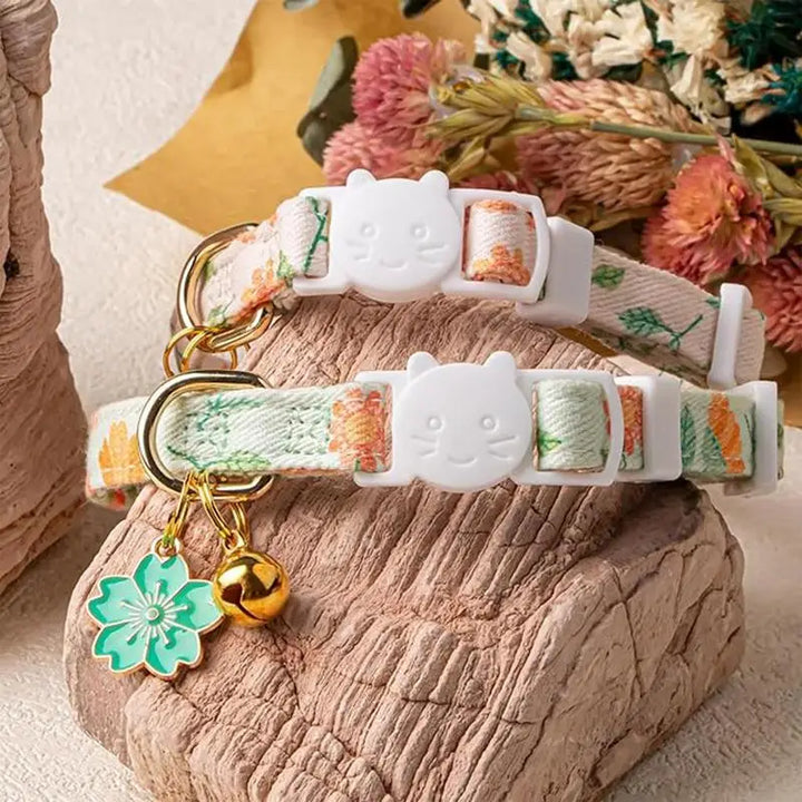 Floral collar for cats and small dogs: tender, safe, and designed as a gesture of love