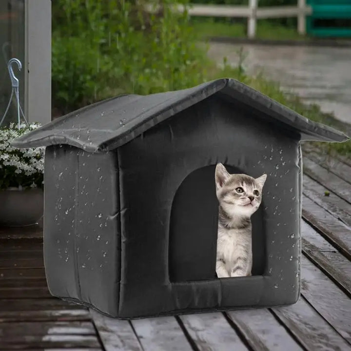 Outdoor shelter for stray cats – discreet, warm and reassuring