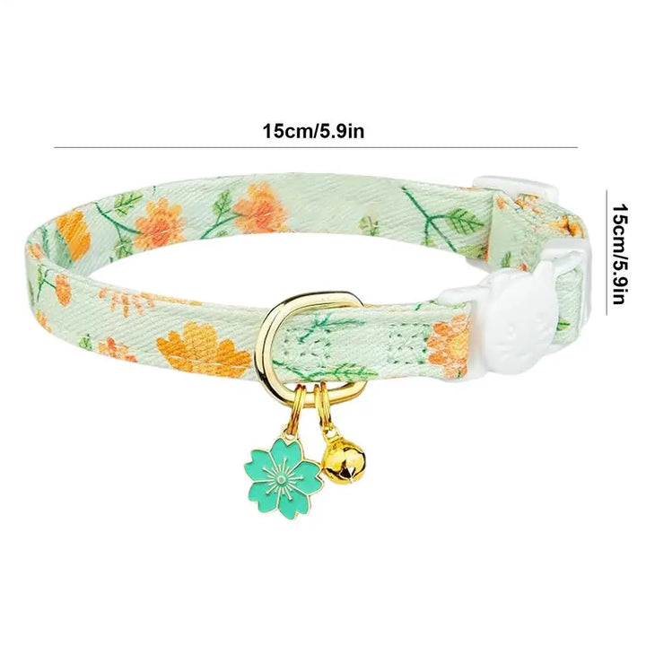 Floral collar for cats and small dogs: tender, safe, and designed as a gesture of love
